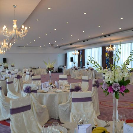 Marshal Garden Hotel Bucharest Restaurant photo A wedding reception at the InterContinental Budapest