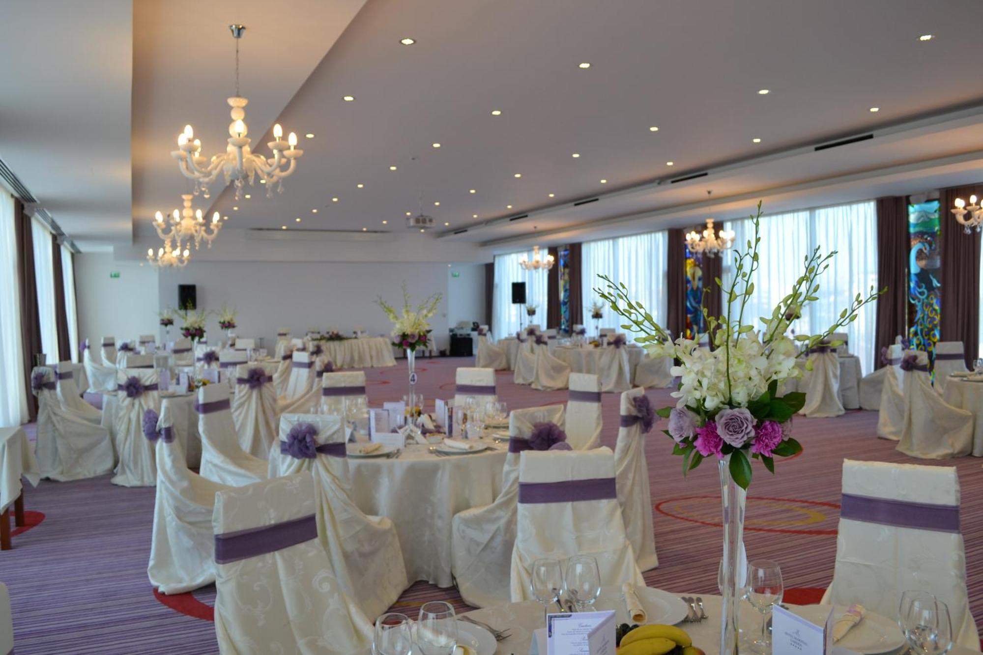 Marshal Garden Hotel Bucharest Restaurant photo A wedding reception at the InterContinental Budapest